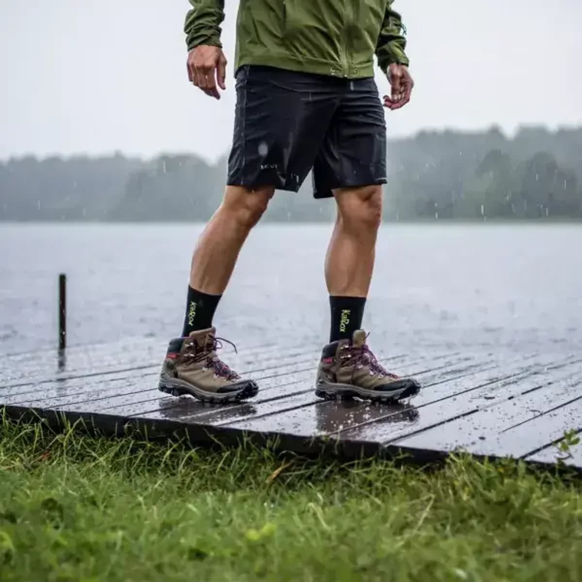 Водонепроницаемые носки KaiRox Ultra Thin Crew KR683 на берегу озера